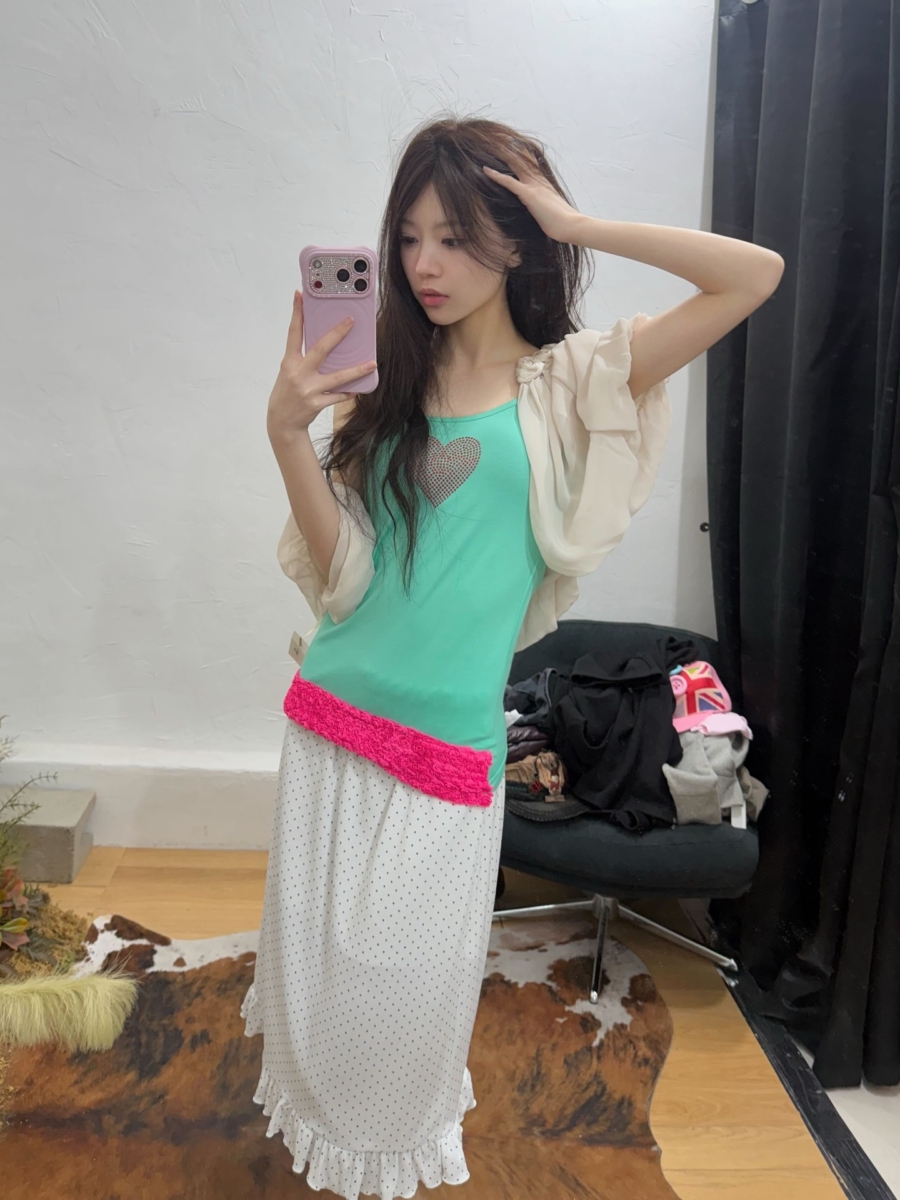 心形图案吊带+荷叶边：甜美浪漫约会装