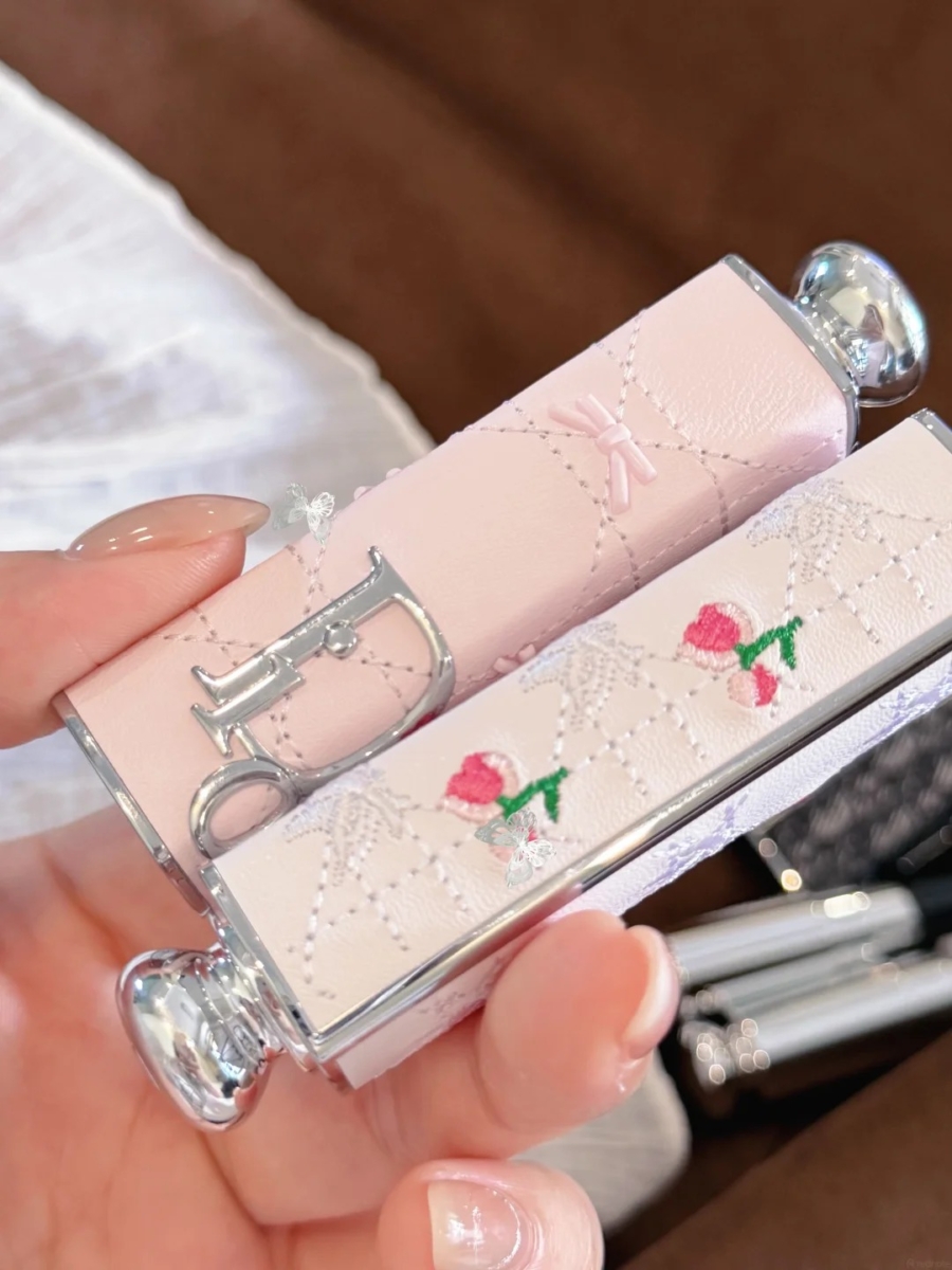 唇膏外壳与内芯是可以分开选购并自由搭配的