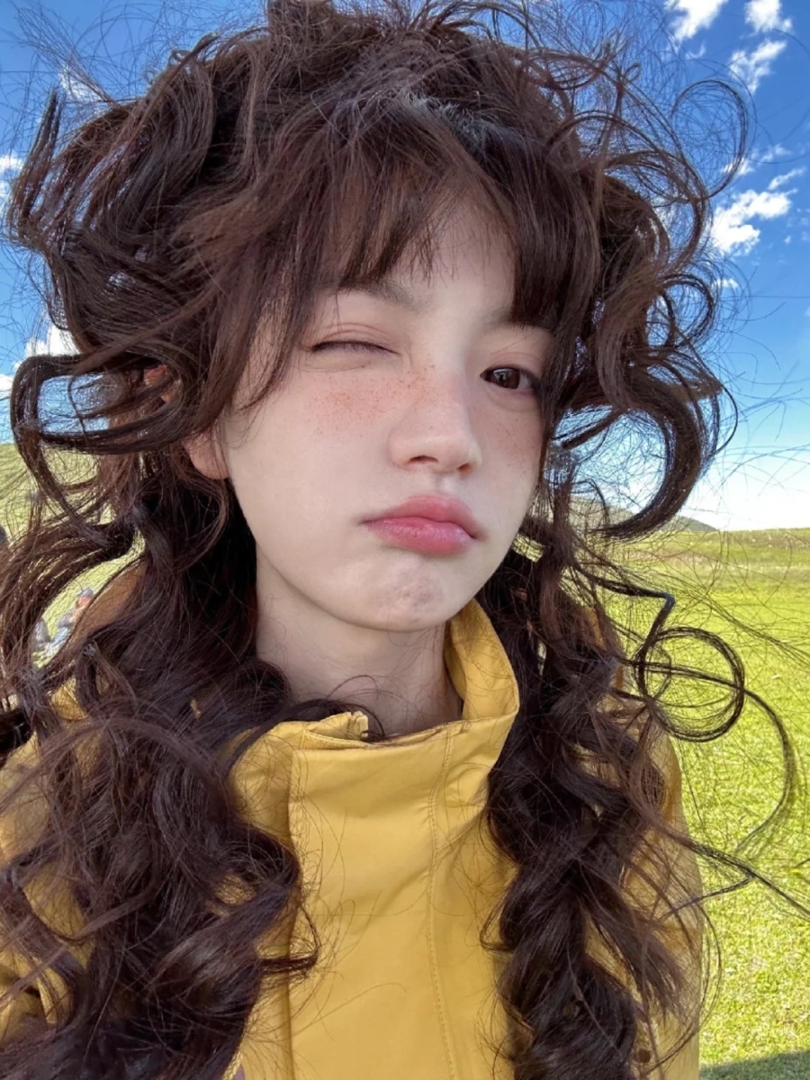 田曦薇同款发色：冷棕色 | 氛围感拉满的羊毛卷灵动少女