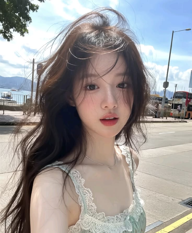 你就是那个漫步在春风里、轻盈又诗意的少女。