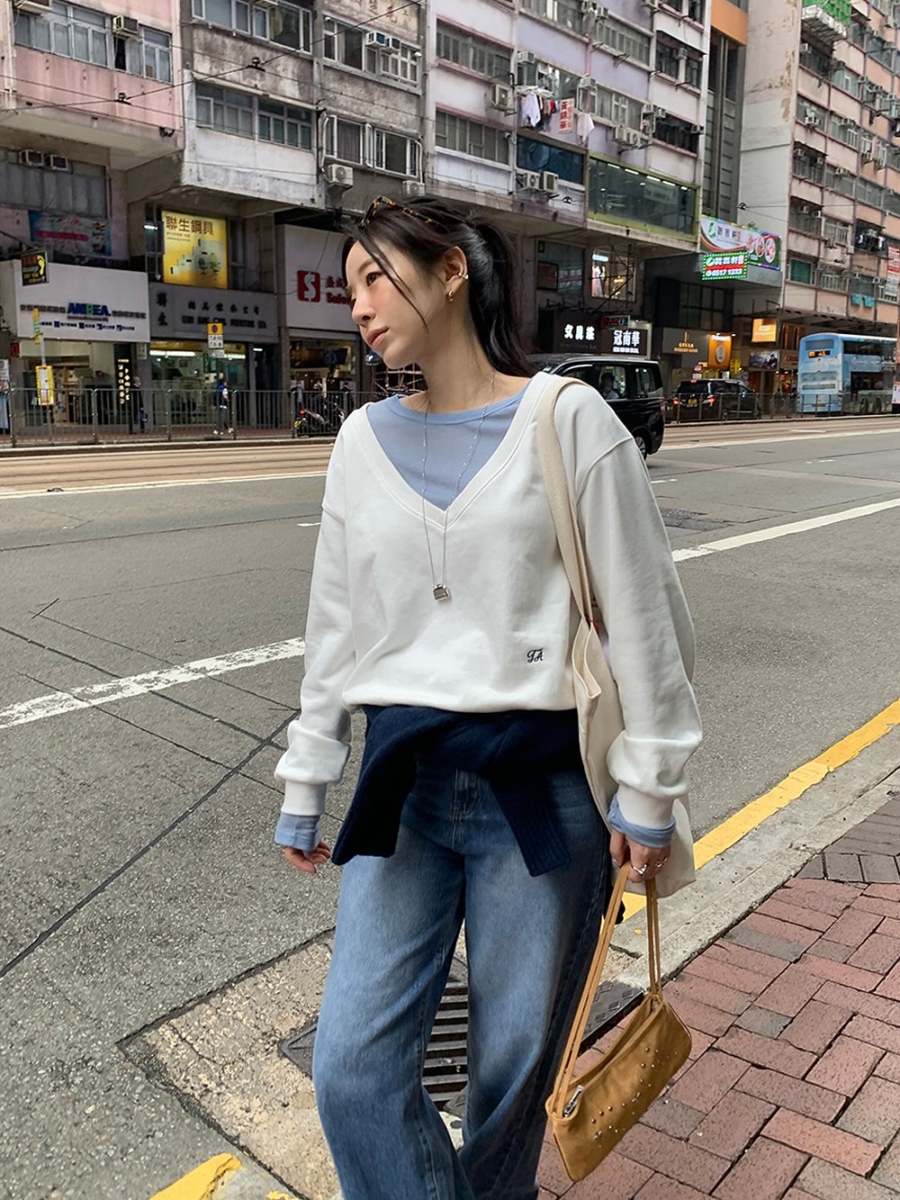 06/ 蓝白撞色卫衣：解锁高阶学院风穿搭
