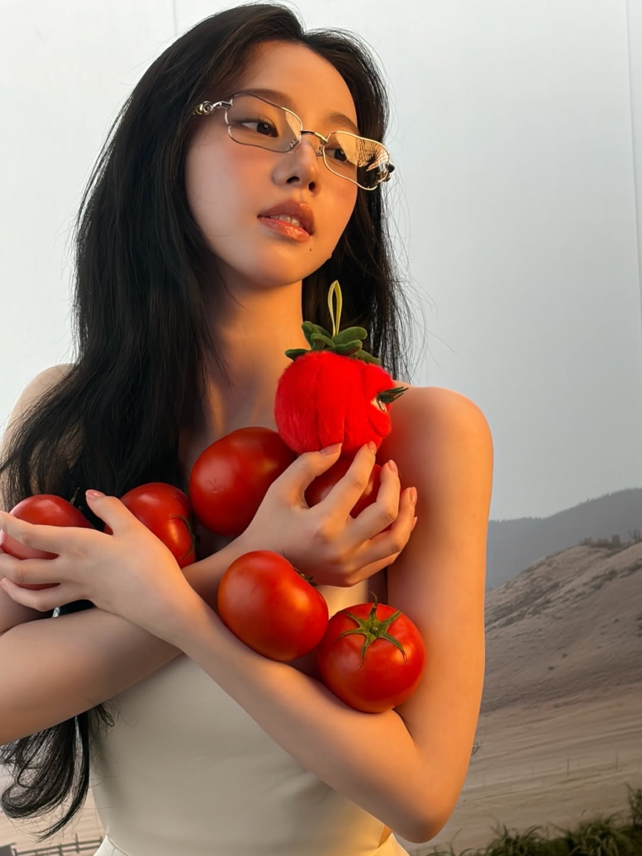 同步推出超萌蔬菜毛绒挂件与收纳包