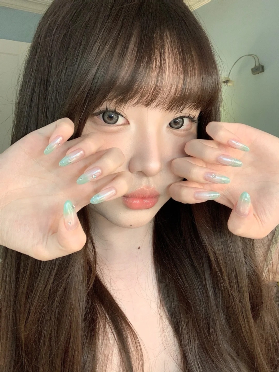 快去换一个你的专属“海莉美甲”吧！