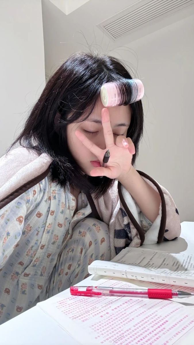 用额头的异物感挤掉脑海里的杂念