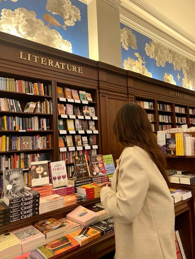 走进任意一家书店/图书馆：闭上眼，去借下或买下你随手抓到的那一本书