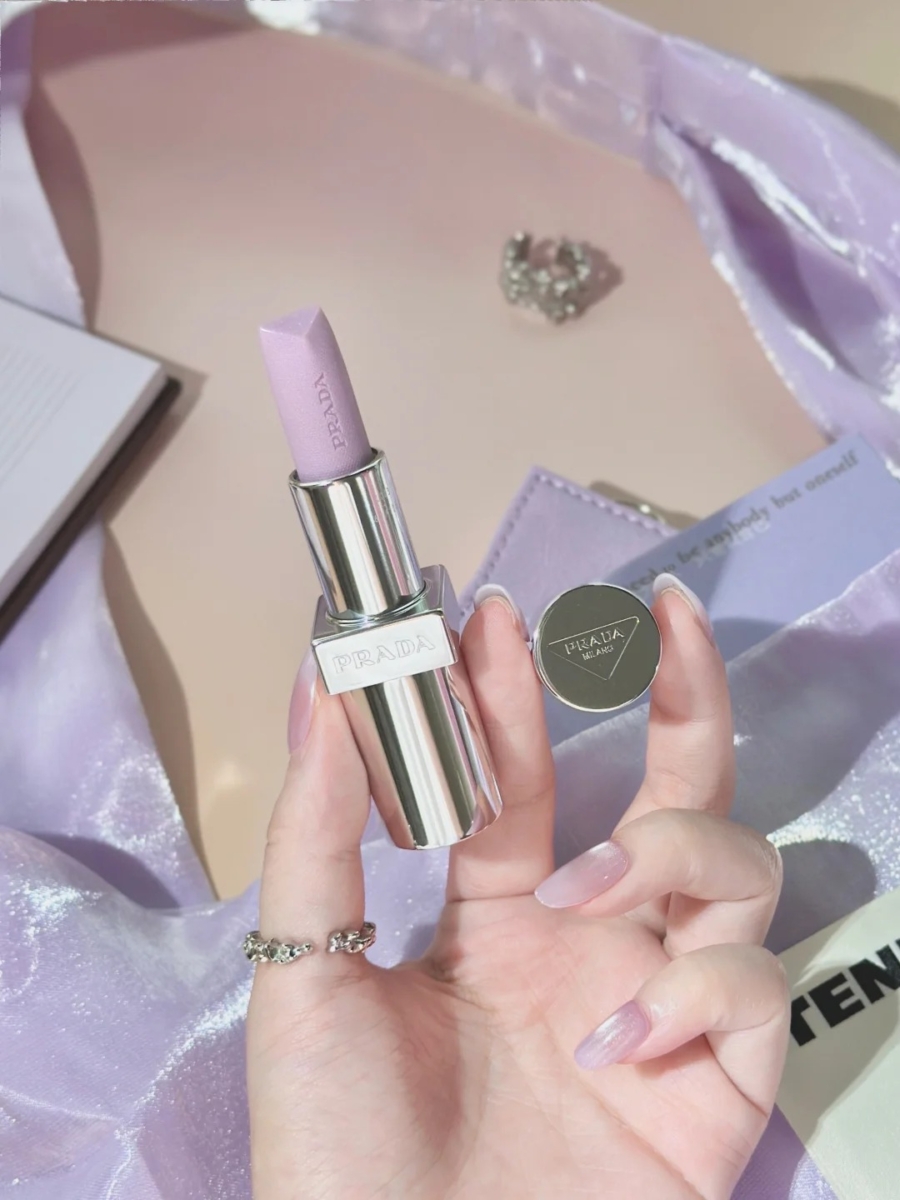 PRADA 护唇膏 003「0度紫」：让人一眼心动的香芋紫膏体