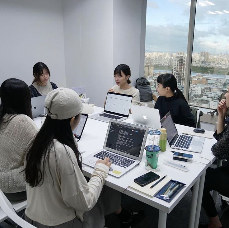 Q2：到了办公室/教室，面对整天抽湿的空调环境，你的桌面上必备什么？