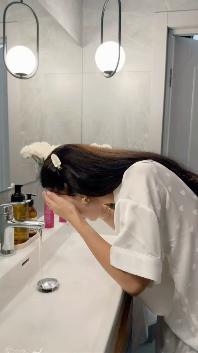 Q6：结束了一天的疲惫回家，卸下妆容与防备的第一时刻，你最想做的是？